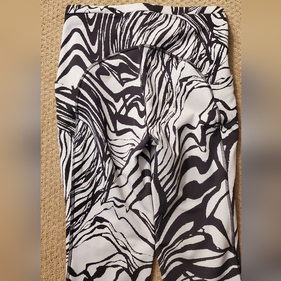 lululemon athletica Black and White Patterned Leggings - Picture 6 of 7